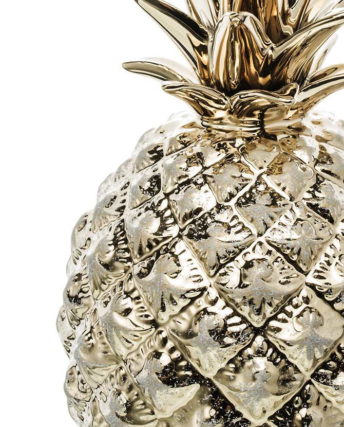 Kerámiából készült, 19,5 cm magas, trópusi, glamour stílusú, pezsgőarany színű ananász dísz.
