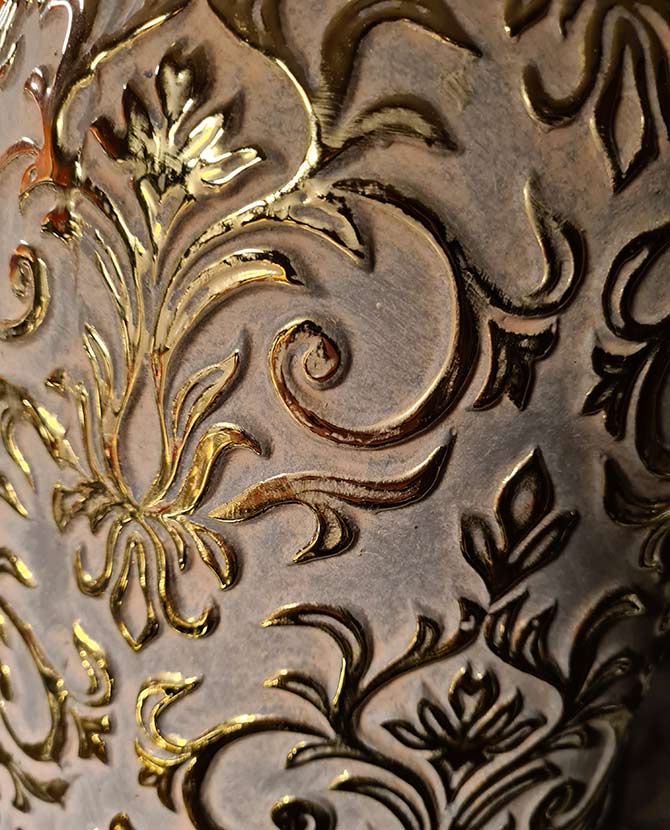 Aranyszínű barokk dombormintával díszített, modern, glamour stílusú kerámia kaspó.