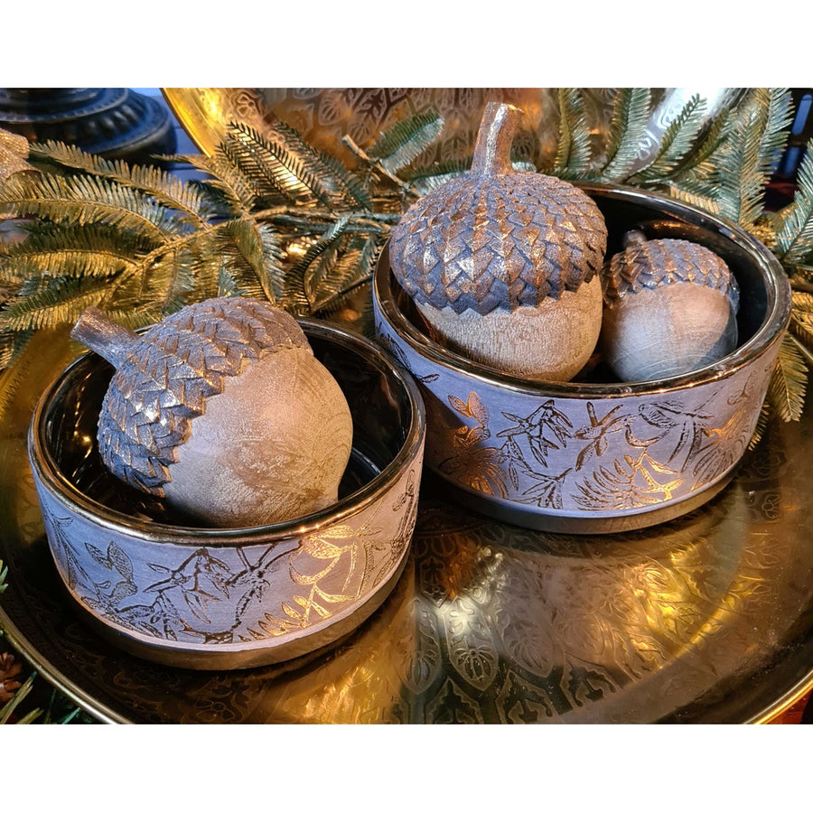 2 féle méretű, aranyszínű dombormintával díszített, modern, glamour stílusú kerámia arany tálak aranyszínű makkokkal, fém tálcán..