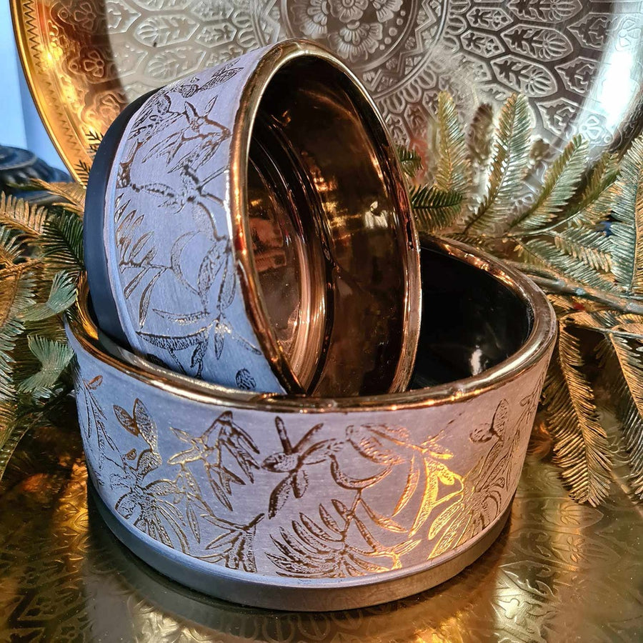 2 féle méretű, aranyszínű dombormintával díszített, modern, glamour stílusú kerámia arany tálak fém tálcán.