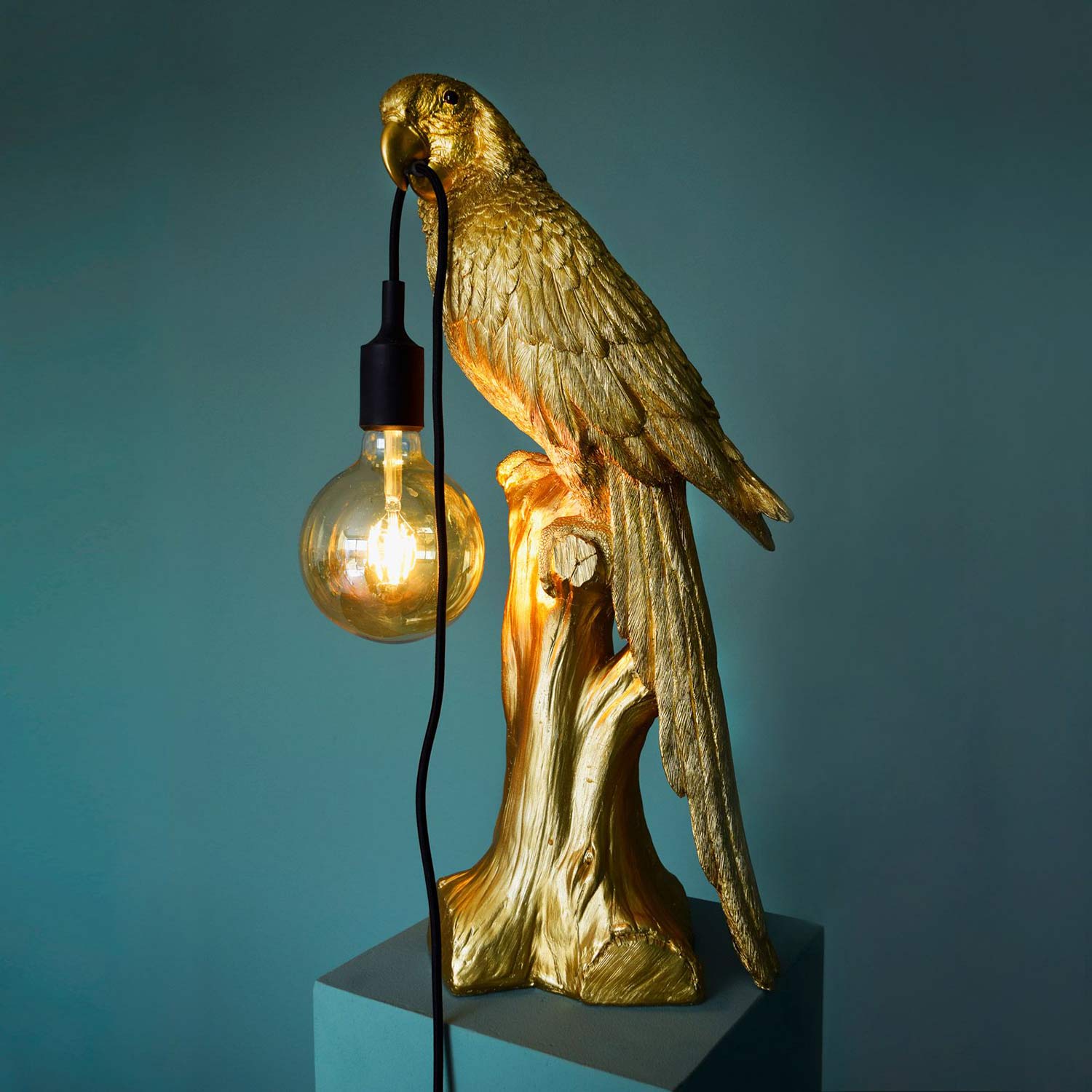 Aranyszínű papagáj figurás, 61 cm magas, trópusi, glamour stílusú asztali lámpa, szürkéskék háttér előtt..