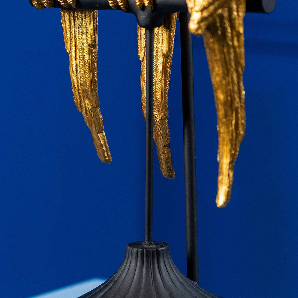 Aranyszínű papagáj figurákkal díszített, 79 cm magas, trópusi, glamour stílusú asztali lámpa, kék háttér előtt.