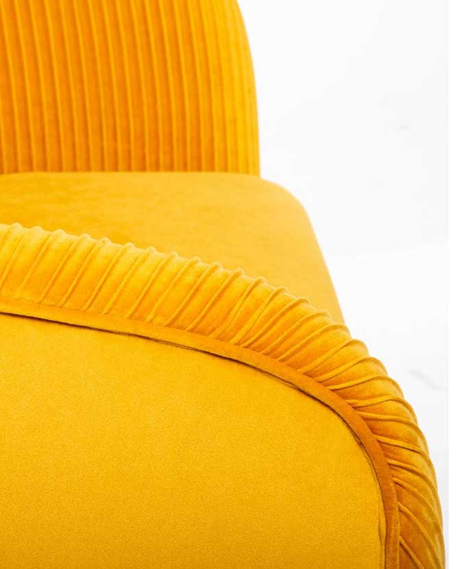 Art Deco stílusú, napsárga színű bársonnyal kárpitozott fotel, arany színű fém lábakkal
