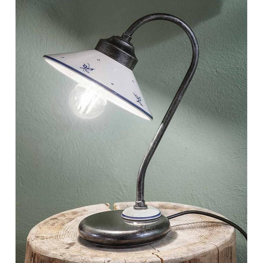 Mázas kerámiából és fémből készült kézműves asztali lámpa.