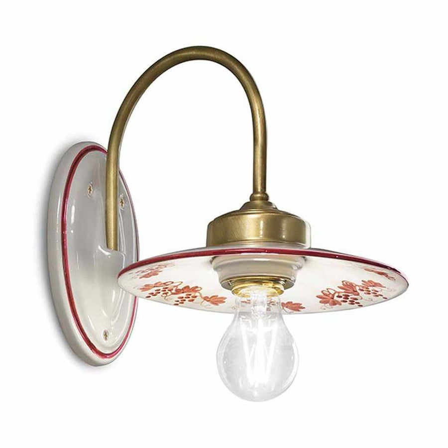 Festett motívumokkal díszített, mázas kerámiából és fémből készült kézműves falilámpa.