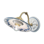 Festett motívumokkal díszített, mázas kerámiából és fémből készült kézműves falilámpa.