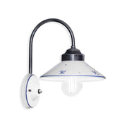 Festett motívumokkal díszített, mázas kerámiából és fémből készült kézműves falilámpa.