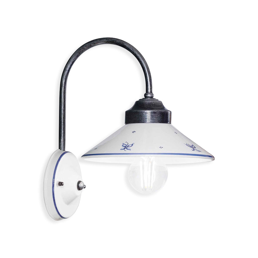 Festett motívumokkal díszített, mázas kerámiából és fémből készült kézműves falilámpa.