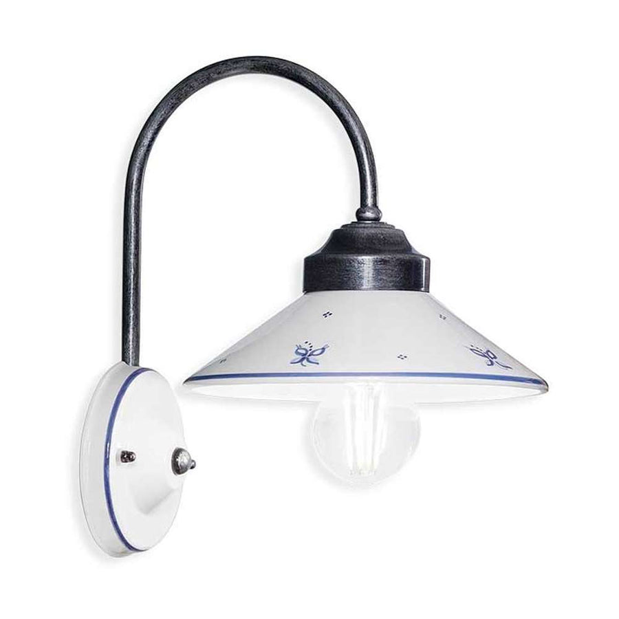 Festett motívumokkal díszített, mázas kerámiából és fémből készült kézműves falilámpa.