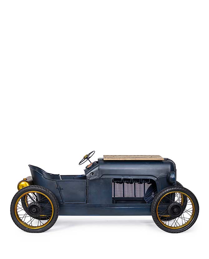 Kézzel épített élethű vintage verseny automobil formájú bortartó bárszekrény oldalnézete.