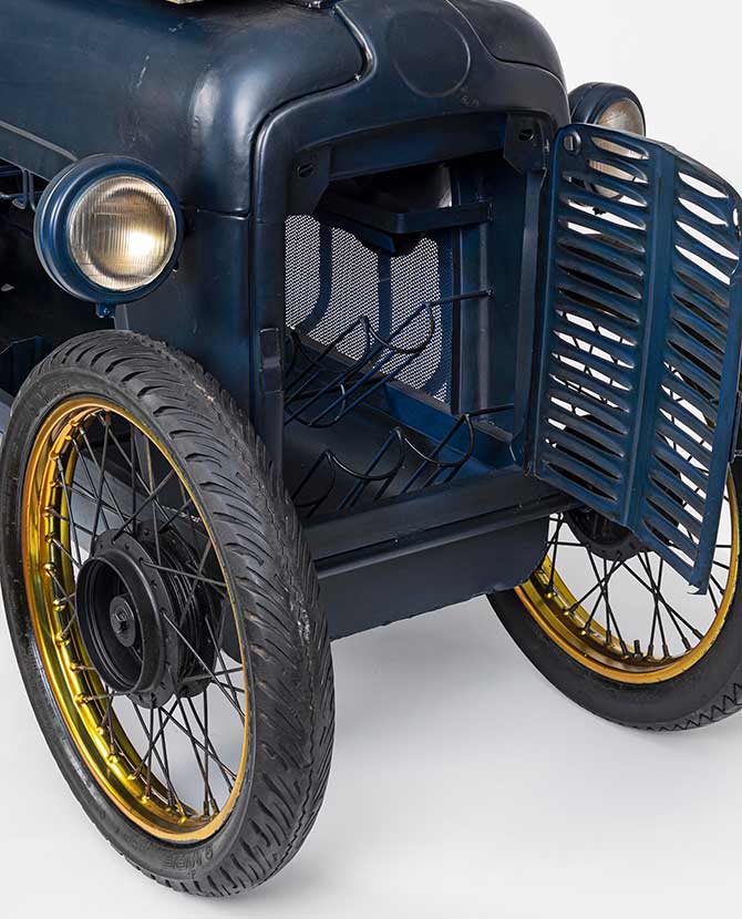 Kézzel épített élethű vintage verseny automobil formájú bortartó bárszekrény motorház alatti palacktartója.