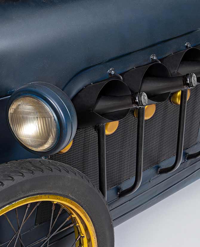 Kézzel épített élethű vintage verseny automobil formájú bortartó bárszekrény palacktartója.