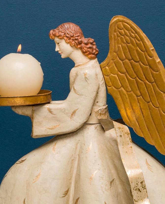 Avignoni angyal figura gyertyatartóval.