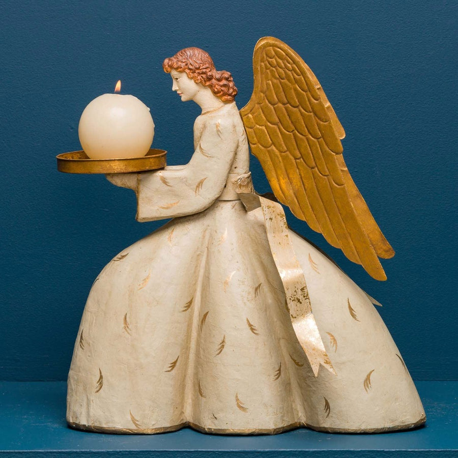 Avignoni angyal figura gyertyatartóval.