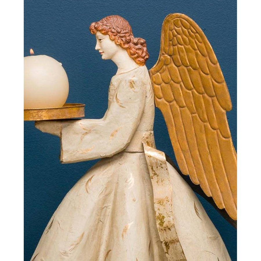 Avignoni angyal figura gyertyatartóval.