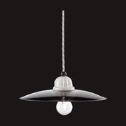 Vidéki stílusú, fekete színű mázas fémből és fehér színű mázas kerámiából készült, textilburkolatú vezetékkel kialakított, kézműves függeszték lámpa.