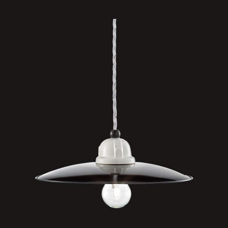 Vidéki stílusú, fekete színű mázas fémből és fehér színű mázas kerámiából készült, textilburkolatú vezetékkel kialakított, kézműves függeszték lámpa.