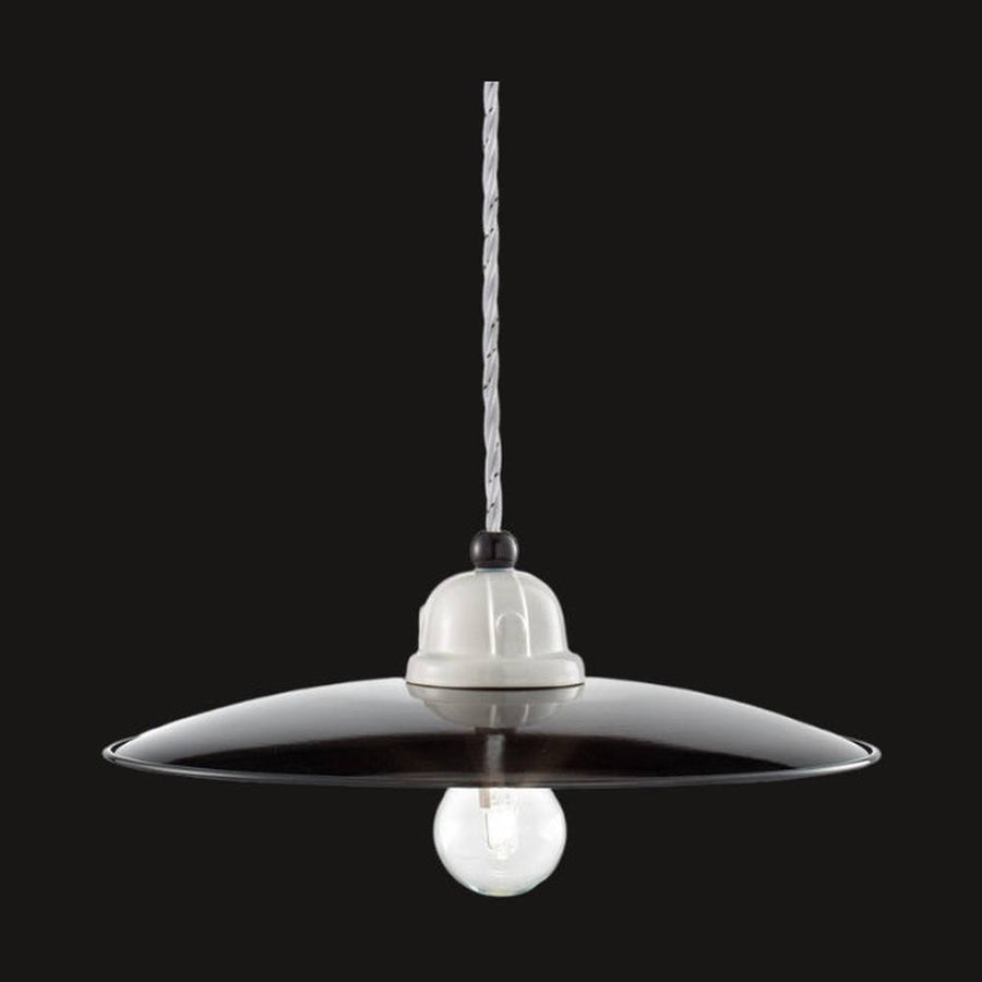 Vidéki stílusú, fekete színű mázas fémből és fehér színű mázas kerámiából készült, textilburkolatú vezetékkel kialakított, kézműves függeszték lámpa.