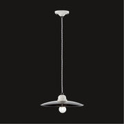 Vidéki stílusú, fekete színű mázas fémből és fehér színű mázas kerámiából készült, textilburkolatú vezetékkel kialakított, kézműves függeszték lámpa.