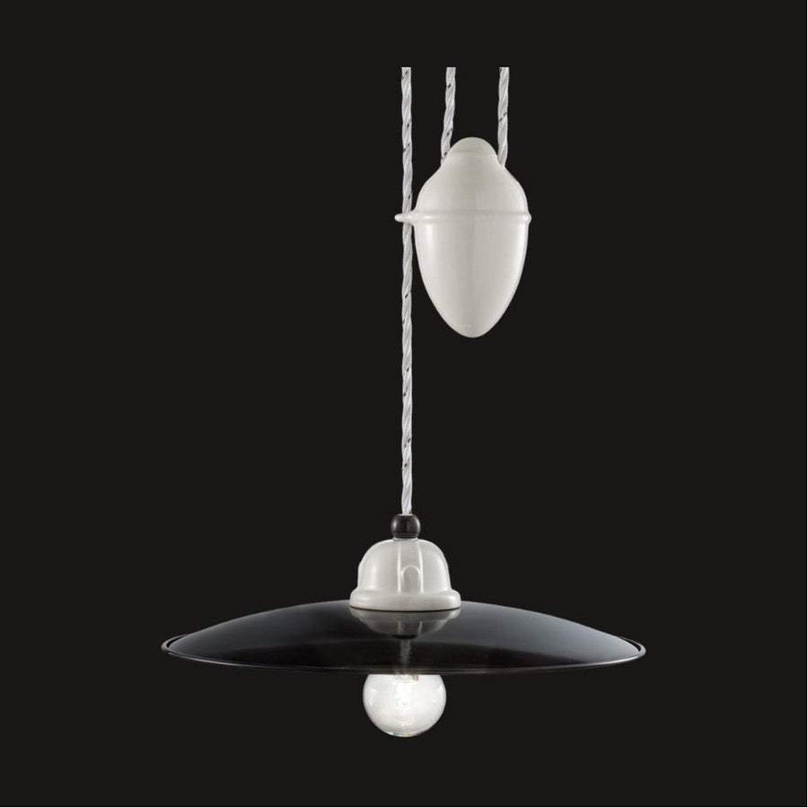 Vidéki stílusú, állítható magasságú, fekete színű mázas fémből és fehér színű mázas kerámiából készült, textilburkolatú vezetékkel kialakított, kézműves függeszték lámpa.