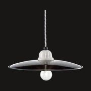 Vidéki stílusú, fekete színű mázas fémből és fehér színű mázas kerámiából készült, textilburkolatú vezetékkel kialakított, kézműves függeszték lámpa.