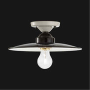 Vidéki stílusú, fekete színű mázas fémből és fehér színű mázas kerámiából készült, kézműves mennyezeti lámpa.