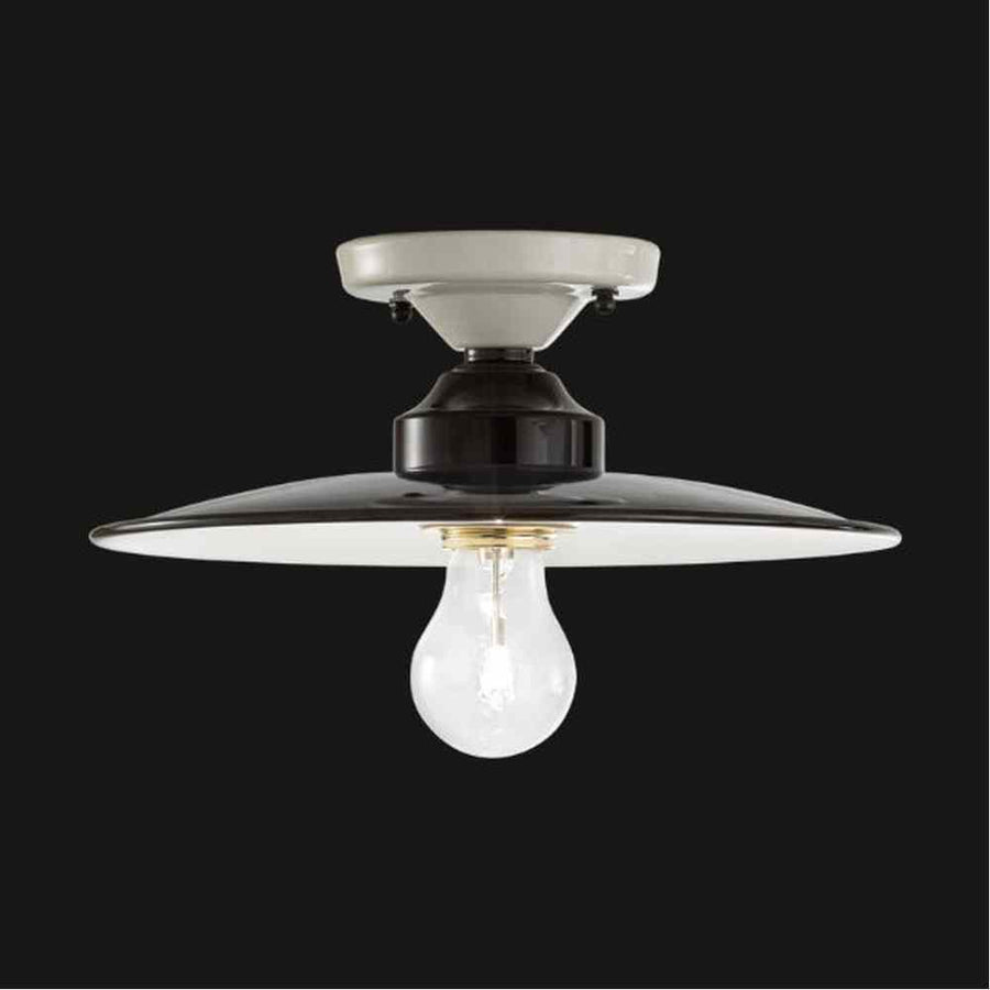 Vidéki stílusú, fekete színű mázas fémből és fehér színű mázas kerámiából készült, kézműves mennyezeti lámpa.