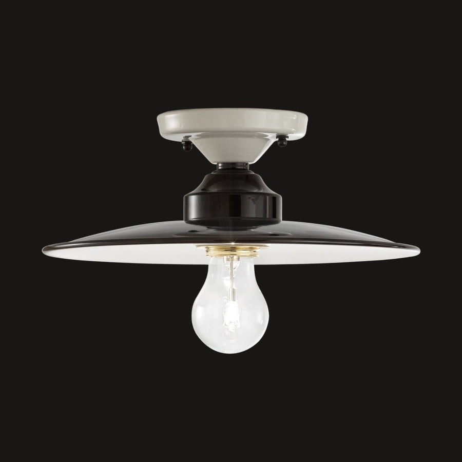 Vidéki stílusú, fekete színű mázas fémből és fehér színű mázas kerámiából készült, kézműves mennyezeti lámpa.