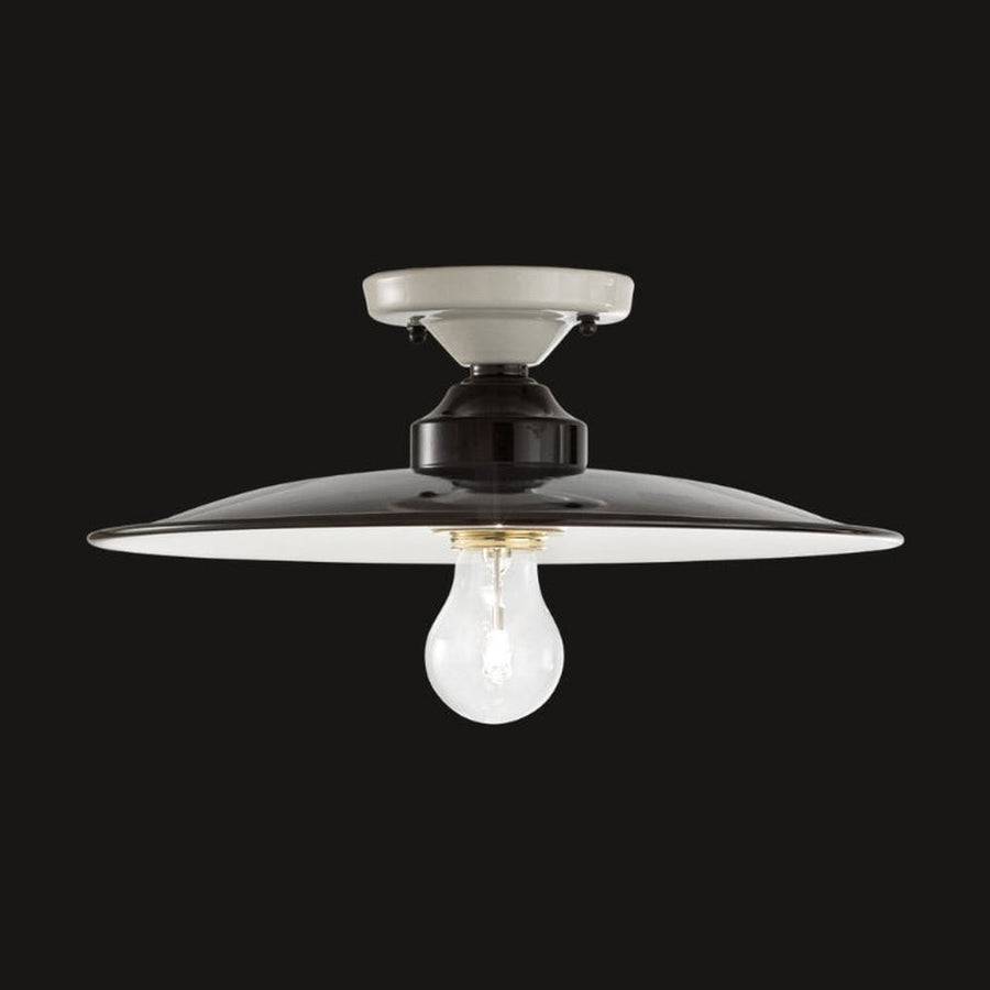 Vidéki stílusú, fekete színű mázas fémből és fehér színű mázas kerámiából készült, kézműves mennyezeti lámpa.