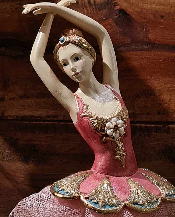 Klasszikus stílusú, 26,7 cm magas, mesebeli karácsonyi balerina figura barna deszka fal előtt