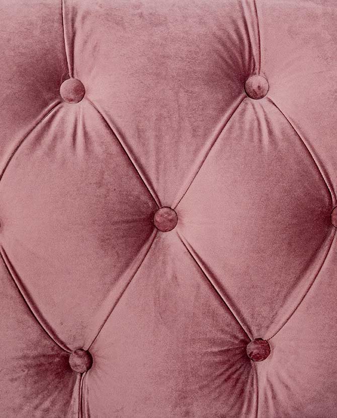 Galamour stílusú, antik pink színű bársonnyal kárpitozott fotel háttámla részlete.