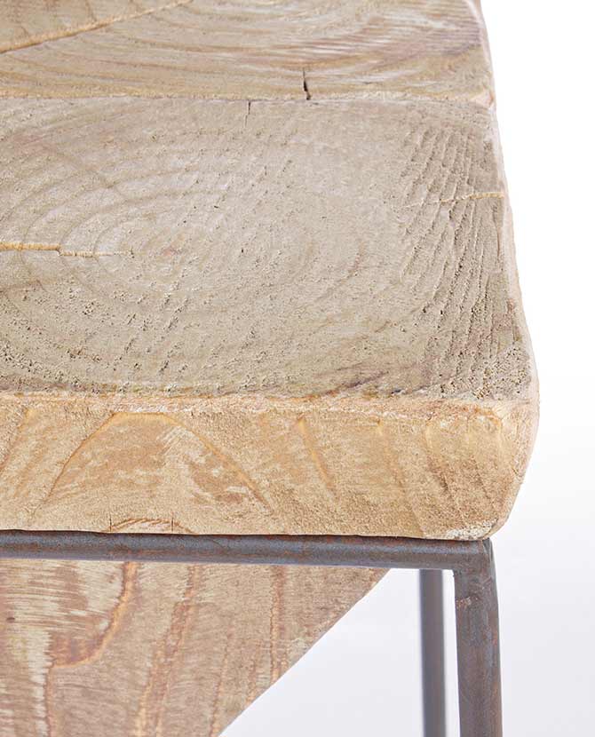 Skandináv stílusú, fenyőfából és fémből készült rusztikus bárszék ülőlap részlete.