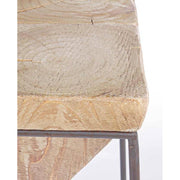 Skandináv stílusú, fenyőfából és fémből készült rusztikus bárszék ülőlap részlete.