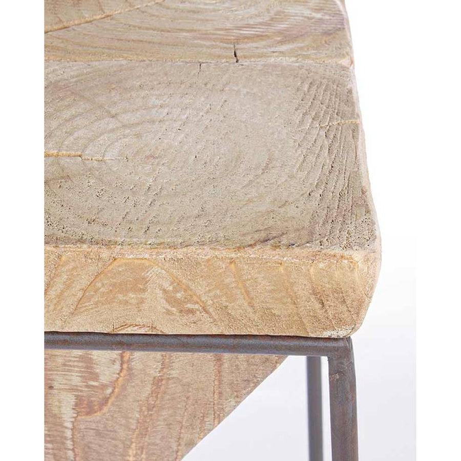 Skandináv stílusú, fenyőfából és fémből készült rusztikus bárszék ülőlap részlete.