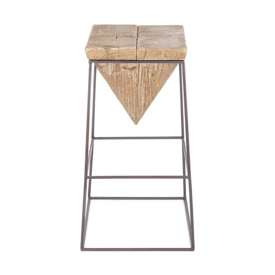 Skandináv stílusú, fenyőfából és fémből készült rusztikus bárszék.