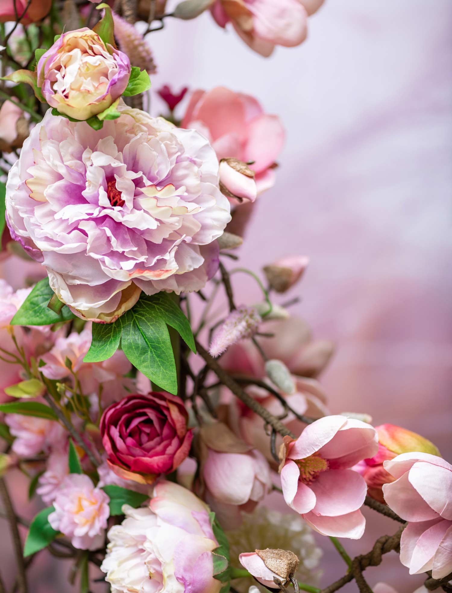 Mű bazsarózsa ág, halvány rózsaszín színű nyílt és bimbós virágfejekkel.