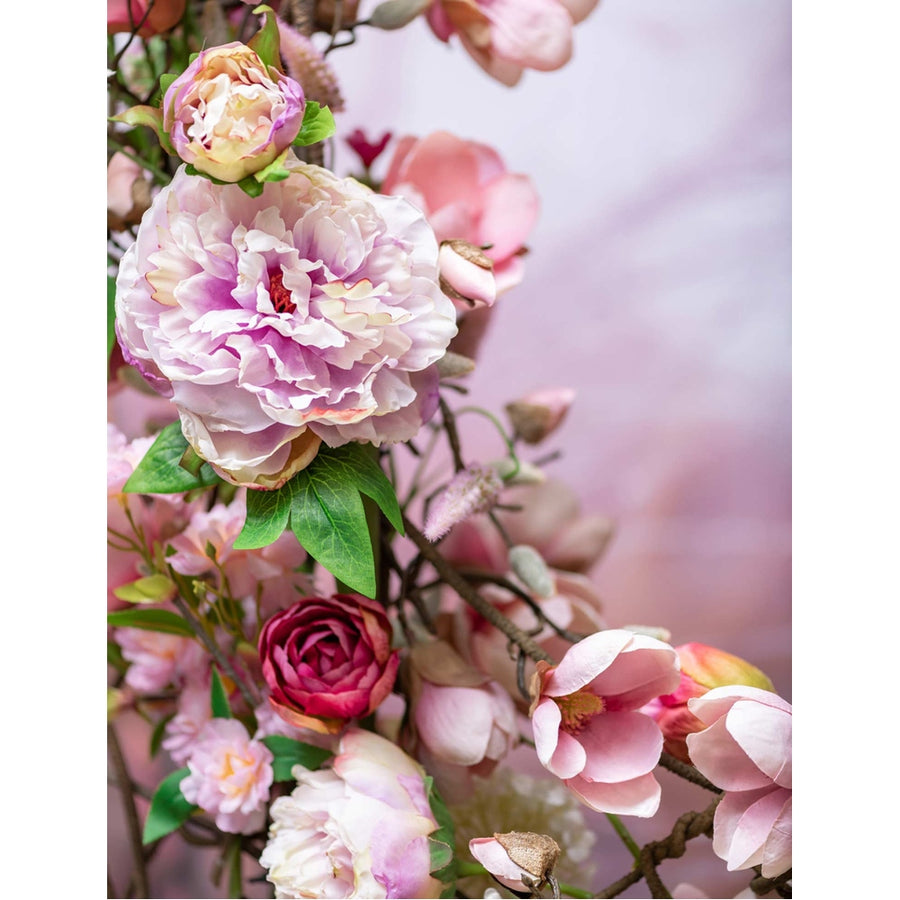 Mű bazsarózsa ág, halvány rózsaszín színű nyílt és bimbós virágfejekkel.