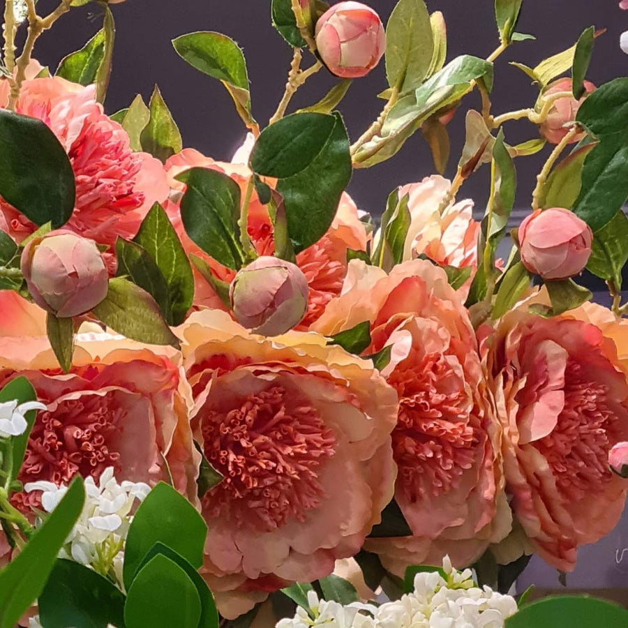 Mű bazsarózsa ág, barack színű nyílt és bimbós virágfejekkel.