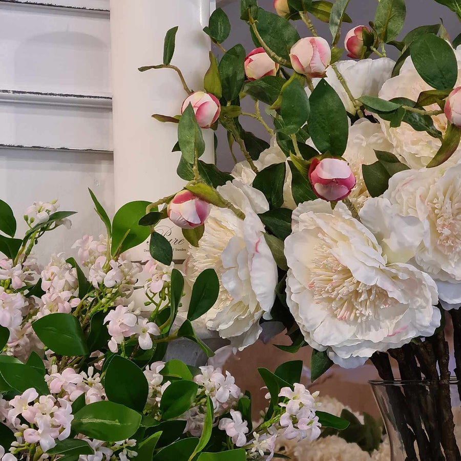 Mű bazsarózsa ág, krém színű nyílt és bimbós virágfejekkel.