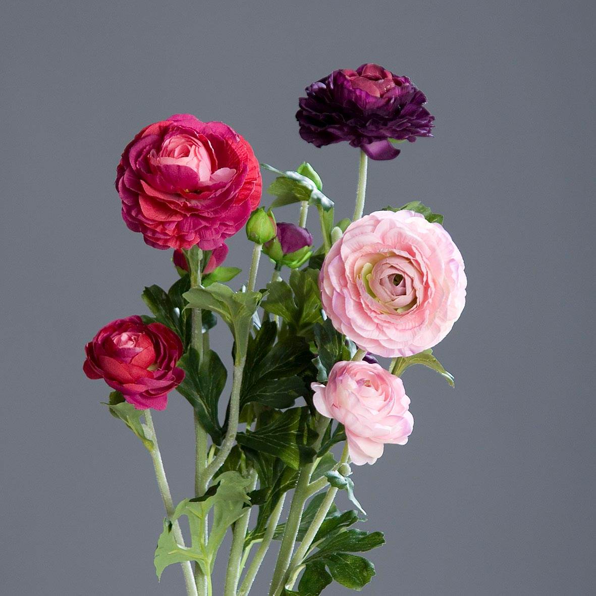 Fukszia, pink és lila színű, 3 különálló szálból álló mű boglárka mix, nyílt és bimbos virágfejekkel.