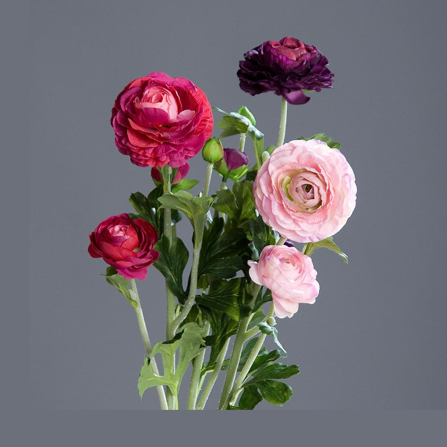 Fukszia, pink és lila színű, 3 különálló szálból álló mű boglárka mix, nyílt és bimbos virágfejekkel.