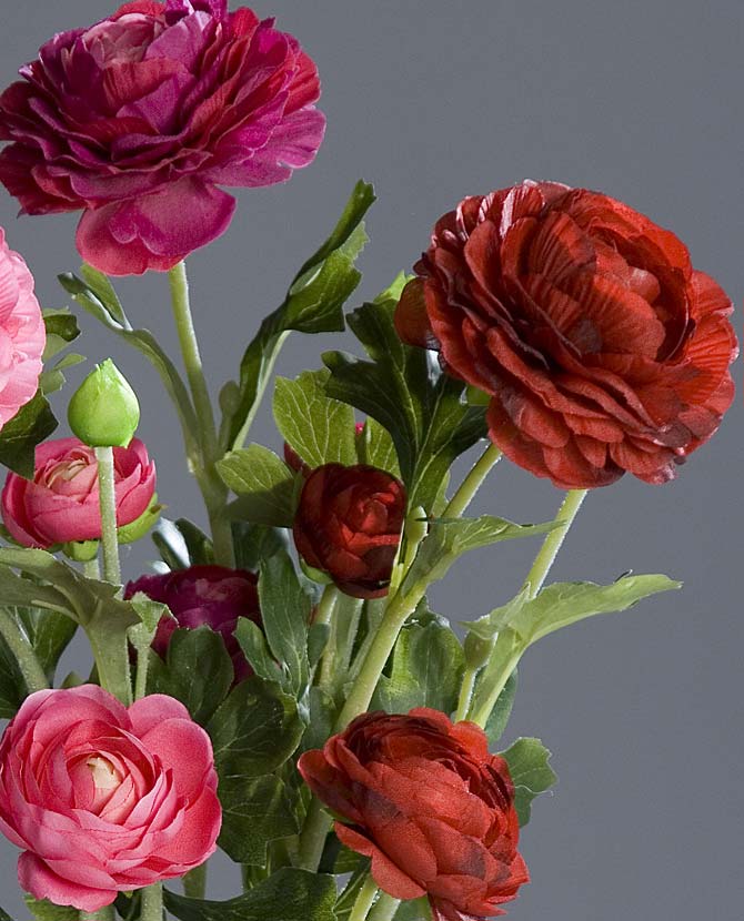 Fukszia, pink és piros színű, 3 különálló szálból álló mű boglárka mix, nyílt és bimbos virágfejekkel.