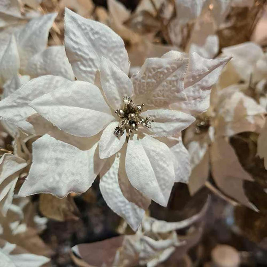 Glamour stílusú, élethű, exkluzív megjelenésű, 72 cm magas, fényes, pezsgő színű szárú és levelű, krém színárnyalatú, háromféle nyílt virágfejű mesterséges mikulásvirág ág