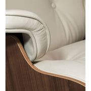 Eames Lounge Chair inspirálta pihenő fotel dió furnér fafelülettel, fehér bőr kárpittal.