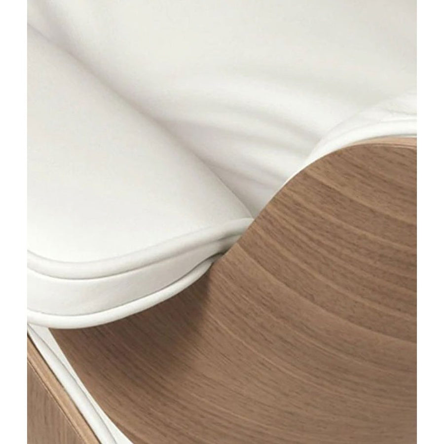 Eames Lounge Chair inspirálta pihenő fotel dió furnér fafelülettel, fehér bőr kárpittal.