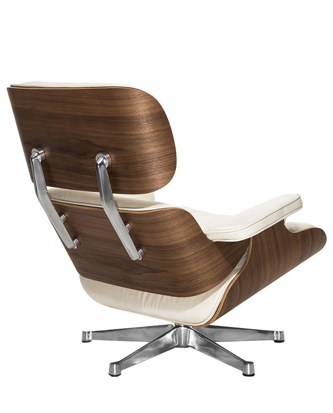 Eames Lounge Chair inspirálta pihenő fotel és ottomán dió furnér fafelülettel, fehér bőr kárpittal.