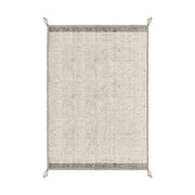 Bézs színű gyapjú szőnyeg.