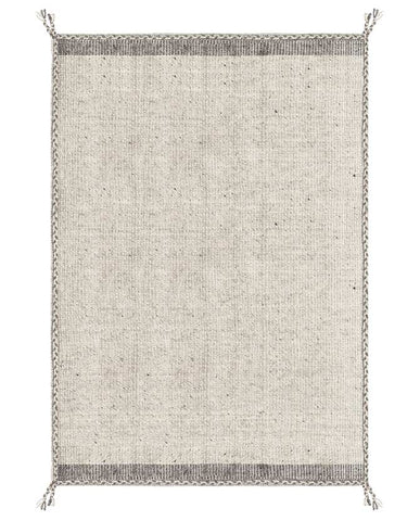 Bézs színű gyapjú szőnyeg.