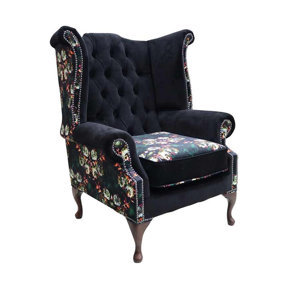 Virágmintás és fekete színű bársonnyal kárpitozott Chesterfield fotel.