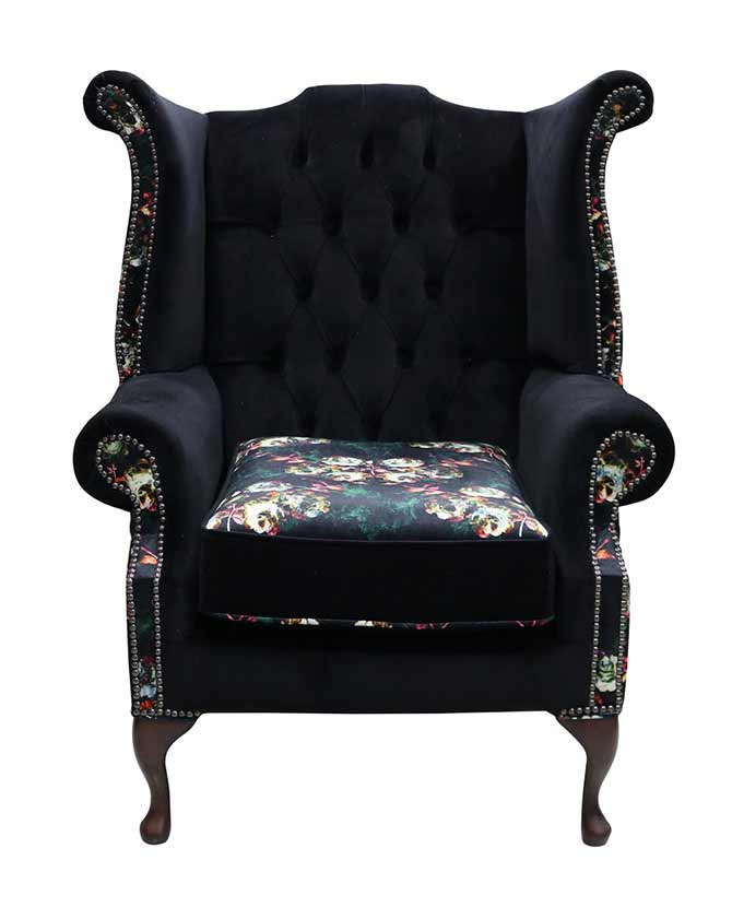 Virágmintás és fekete színű bársonnyal kárpitozott Chesterfield fotel.